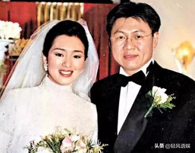 53歲鞏俐與71歲老公「同框近照」如年輕小情侶！容貌逆齡生長「陽光下深情對望」愛的眼神讓人融化