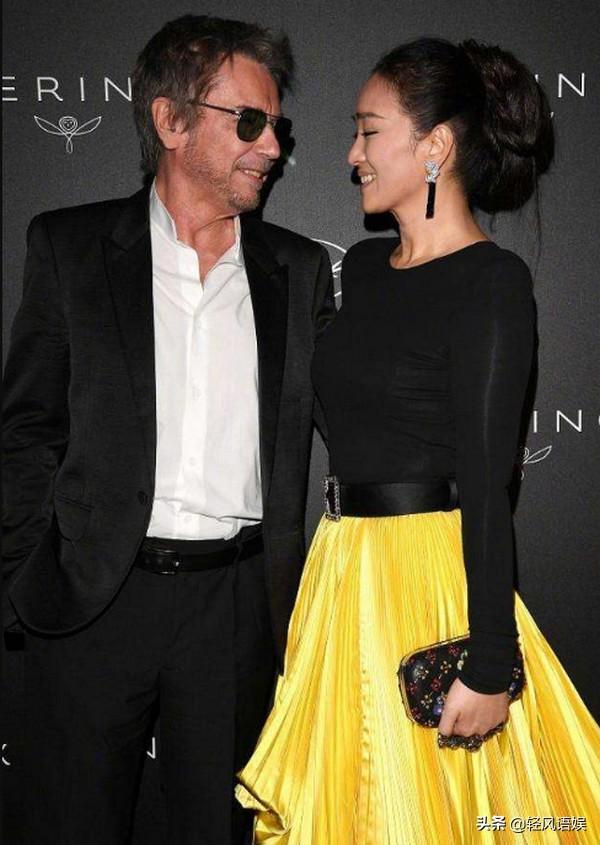 53歲鞏俐與71歲老公「同框近照」如年輕小情侶！容貌逆齡生長「陽光下深情對望」愛的眼神讓人融化