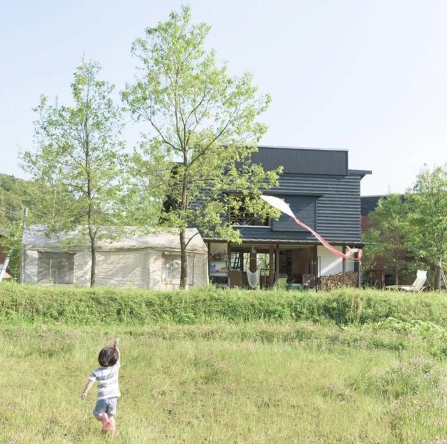 被青山擁抱！一家五口「搬到田野間」遠離都市　孩子與大自然相處「學會尊重萬物」生活愜意自在