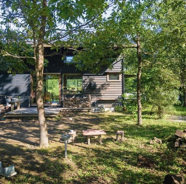 被青山擁抱！一家五口「搬到田野間」遠離都市　孩子與大自然相處「學會尊重萬物」生活愜意自在