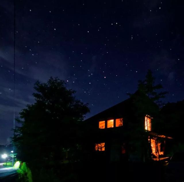 被青山擁抱！一家五口「搬到田野間」遠離都市　孩子與大自然相處「學會尊重萬物」生活愜意自在