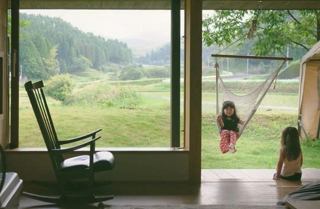 被青山擁抱！一家五口「搬到田野間」遠離都市　孩子與大自然相處「學會尊重萬物」生活愜意自在