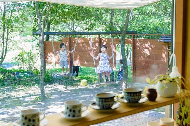 被青山擁抱！一家五口「搬到田野間」遠離都市　孩子與大自然相處「學會尊重萬物」生活愜意自在