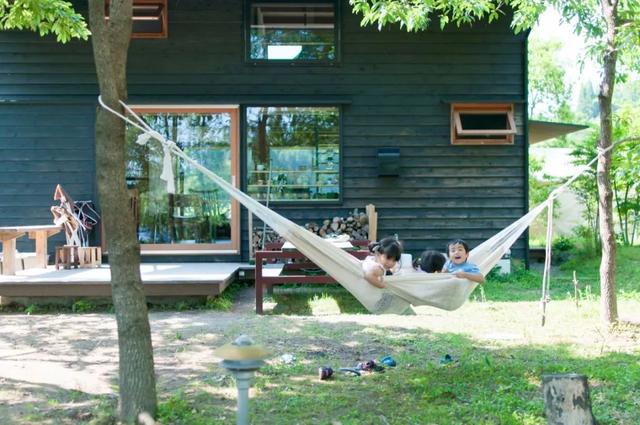 被青山擁抱！一家五口「搬到田野間」遠離都市　孩子與大自然相處「學會尊重萬物」生活愜意自在