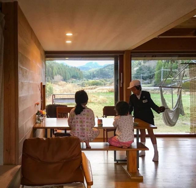 被青山擁抱！一家五口「搬到田野間」遠離都市　孩子與大自然相處「學會尊重萬物」生活愜意自在