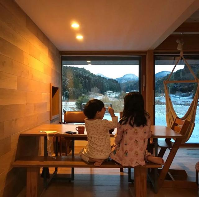 被青山擁抱！一家五口「搬到田野間」遠離都市　孩子與大自然相處「學會尊重萬物」生活愜意自在