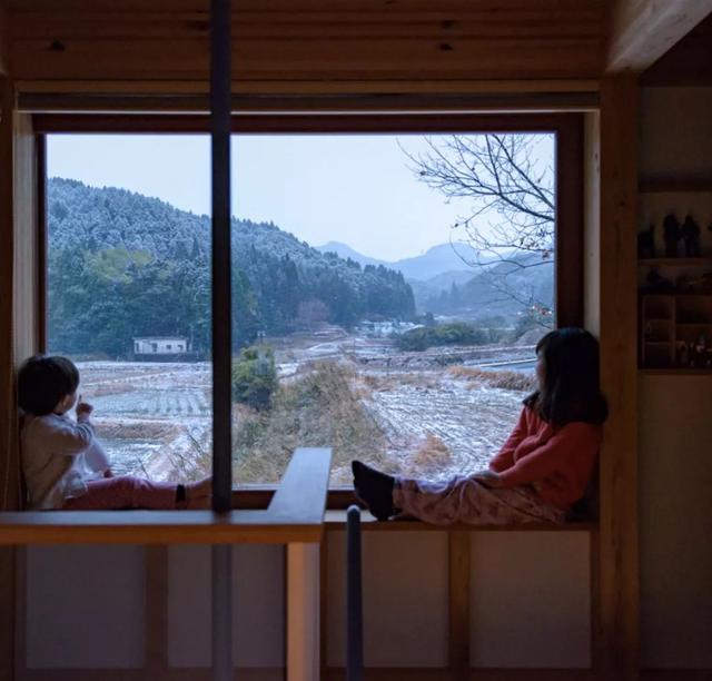 被青山擁抱！一家五口「搬到田野間」遠離都市　孩子與大自然相處「學會尊重萬物」生活愜意自在