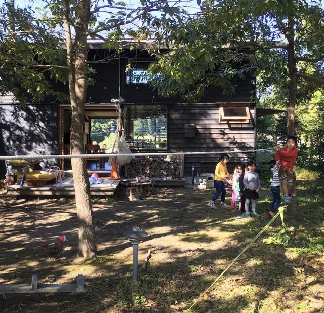 被青山擁抱！一家五口「搬到田野間」遠離都市　孩子與大自然相處「學會尊重萬物」生活愜意自在