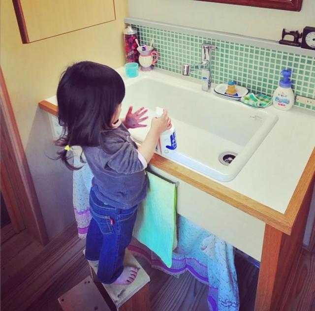 被青山擁抱！一家五口「搬到田野間」遠離都市　孩子與大自然相處「學會尊重萬物」生活愜意自在