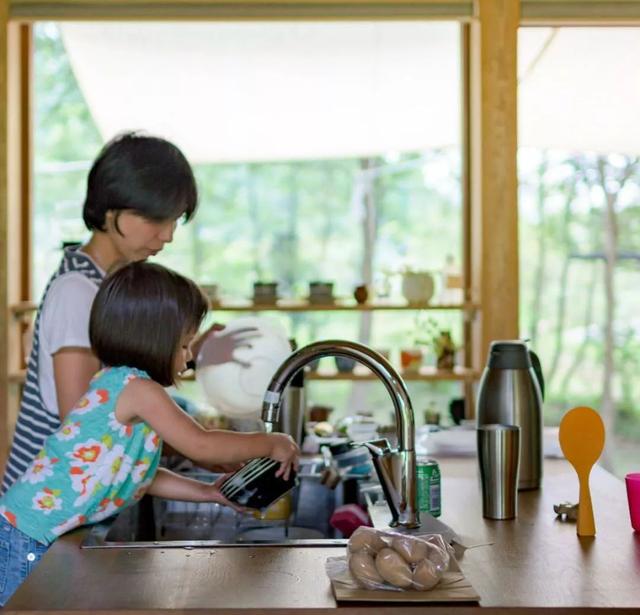 被青山擁抱！一家五口「搬到田野間」遠離都市　孩子與大自然相處「學會尊重萬物」生活愜意自在