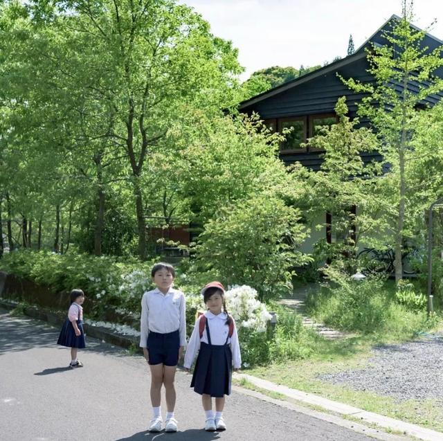 被青山擁抱！一家五口「搬到田野間」遠離都市　孩子與大自然相處「學會尊重萬物」生活愜意自在