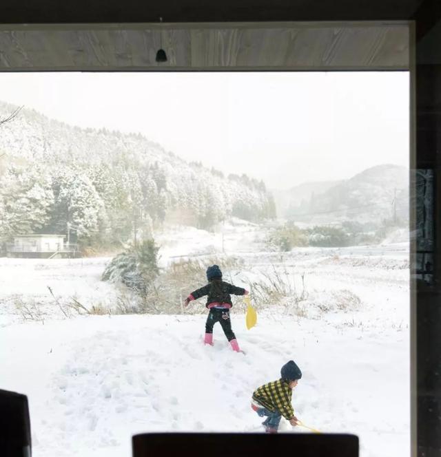 被青山擁抱！一家五口「搬到田野間」遠離都市　孩子與大自然相處「學會尊重萬物」生活愜意自在
