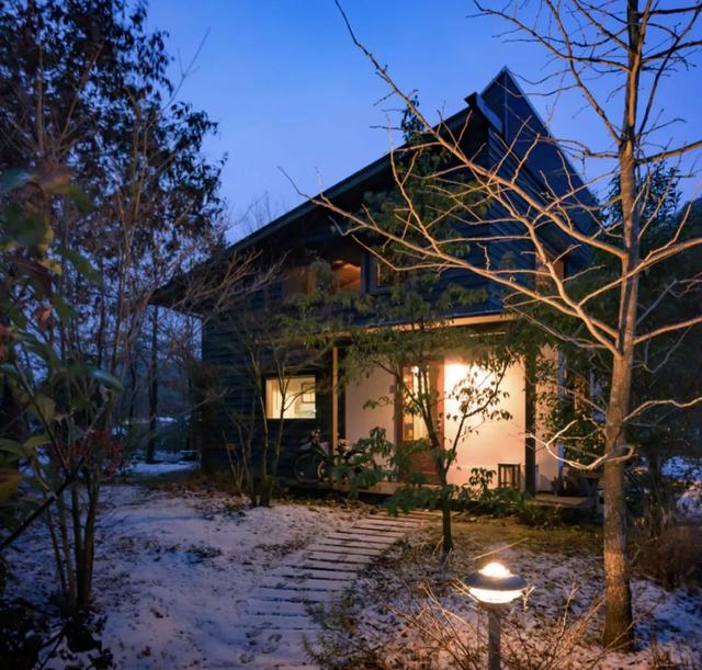 被青山擁抱！一家五口「搬到田野間」遠離都市　孩子與大自然相處「學會尊重萬物」生活愜意自在