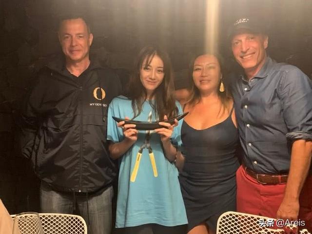 女神真面目曝光！迪麗熱巴「零修圖度假照」流出　近距離特寫「臉上細節全現形」網驚呼：太真實了