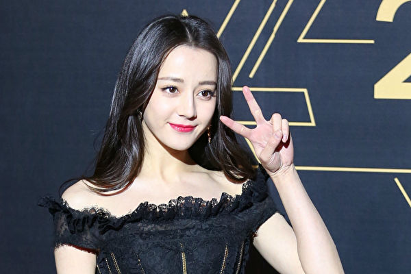 女神真面目曝光！迪麗熱巴「零修圖度假照」流出　近距離特寫「臉上細節全現形」網驚呼：太真實了