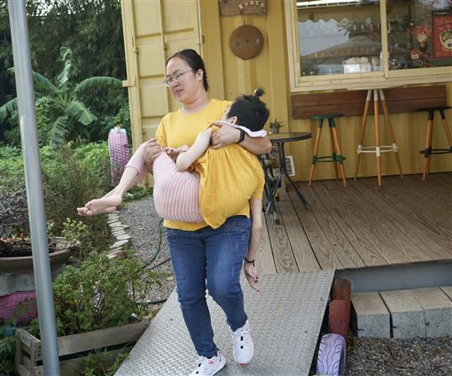 偉大的愛！夫妻「砸140萬開咖啡廳」就近顧17歲腦重症女兒　「每天通勤4小時接送」只為給她最好的教育