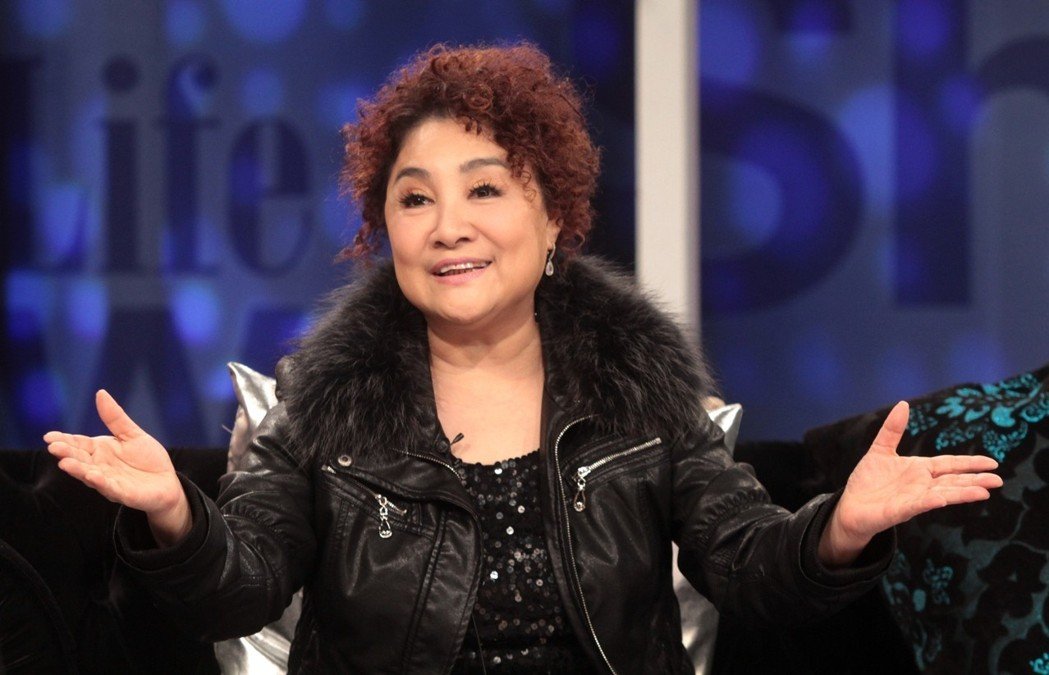 差點無法唱歌！陳盈潔哽咽曝「靠老公照顧生活起居」　她淚謝「賀一航走前神救援」：還好有他在