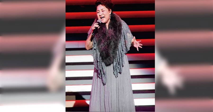 差點無法唱歌！陳盈潔哽咽曝「靠老公照顧生活起居」　她淚謝「賀一航走前神救援」：還好有他在