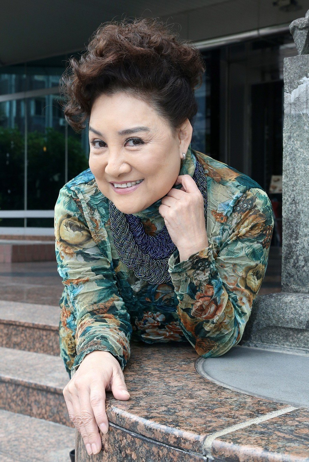 差點無法唱歌！陳盈潔哽咽曝「靠老公照顧生活起居」　她淚謝「賀一航走前神救援」：還好有他在