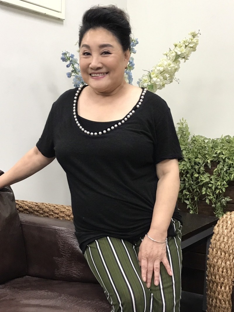 差點無法唱歌！陳盈潔哽咽曝「靠老公照顧生活起居」　她淚謝「賀一航走前神救援」：還好有他在