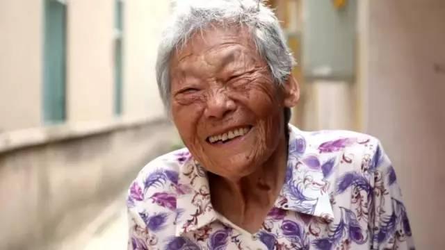 53歲設計大師「免費為89歲失智奶奶」改造舊宅　「全智能空間」結合舊傢俱網友：忘不了的家