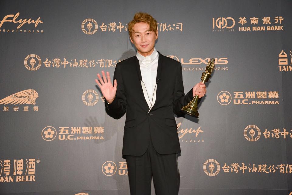 主持人遭公司「雪藏17年」靠家人支持苦撐　今獲金鐘肯定曝媽媽「重症化療」生退意