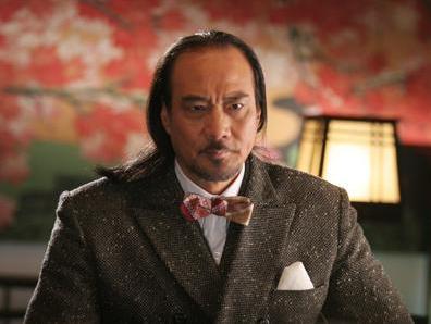 一生爭議！拋妻棄子「娶小30歲嬌妻」緋聞不斷　67歲戀上「23歲網紅」反被騙：自作自受