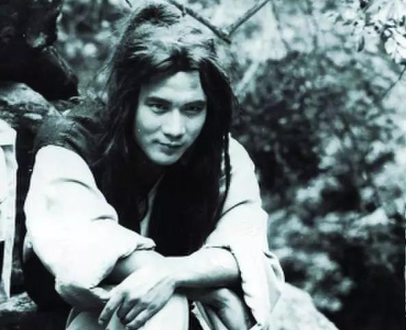 一生爭議！拋妻棄子「娶小30歲嬌妻」緋聞不斷　67歲戀上「23歲網紅」反被騙：自作自受