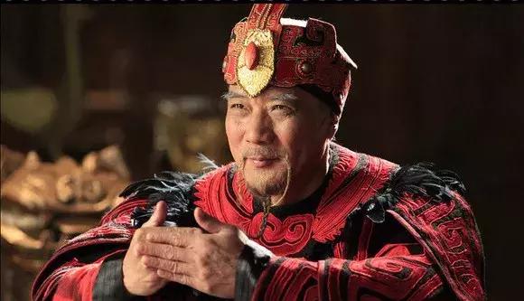 一生爭議！拋妻棄子「娶小30歲嬌妻」緋聞不斷　67歲戀上「23歲網紅」反被騙：自作自受