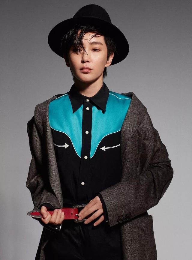 變身帥男友！46歲李冰冰「俐落短髮造型」現身雜誌　身穿西裝眼神霸氣「男人都自嘆不如」