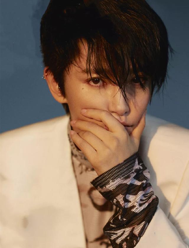 變身帥男友！46歲李冰冰「俐落短髮造型」現身雜誌　身穿西裝眼神霸氣「男人都自嘆不如」