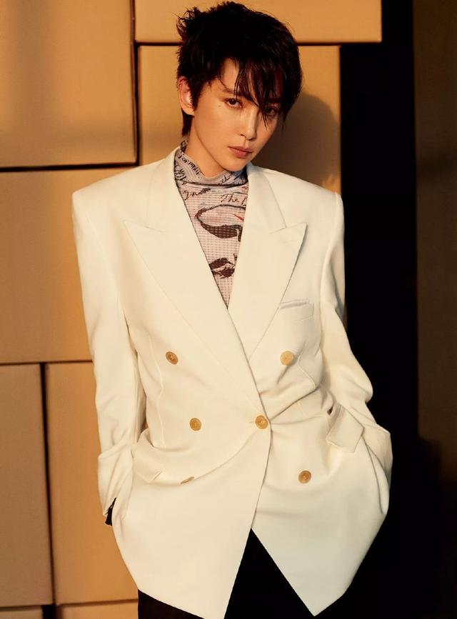 變身帥男友！46歲李冰冰「俐落短髮造型」現身雜誌　身穿西裝眼神霸氣「男人都自嘆不如」