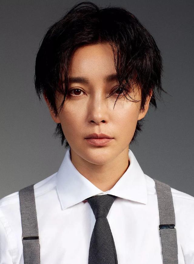 變身帥男友！46歲李冰冰「俐落短髮造型」現身雜誌　身穿西裝眼神霸氣「男人都自嘆不如」