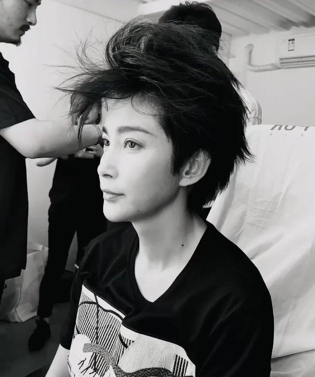 變身帥男友！46歲李冰冰「俐落短髮造型」現身雜誌　身穿西裝眼神霸氣「男人都自嘆不如」