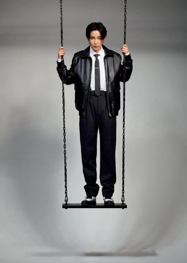 變身帥男友！46歲李冰冰「俐落短髮造型」現身雜誌　身穿西裝眼神霸氣「男人都自嘆不如」