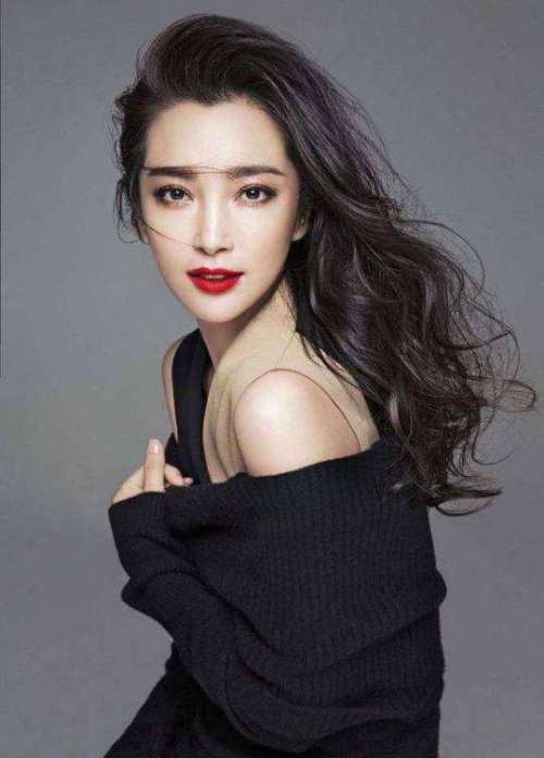 變身帥男友！46歲李冰冰「俐落短髮造型」現身雜誌　身穿西裝眼神霸氣「男人都自嘆不如」