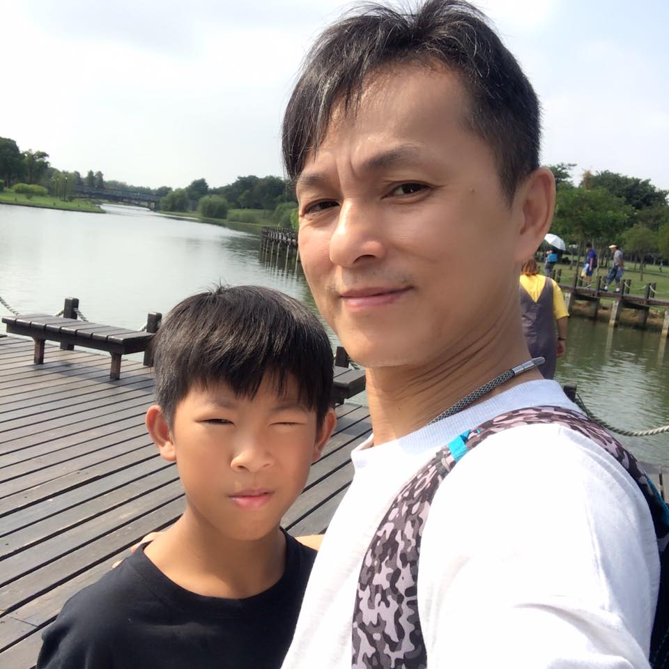 沒人肯讓坐！媽媽帶2兒搭車「年輕人坐博愛座」被公審：別學哥哥　他當場彎腰回：「難道我不能坐嗎？」
