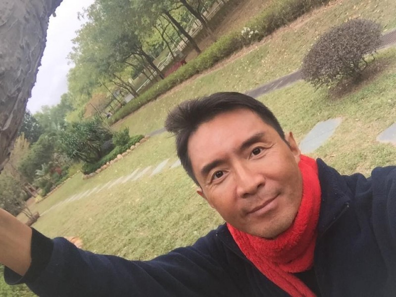 抗病勝利組！小虎隊成員「體內長11公分壞東西」患重症三期　今抗病成功「簽字結婚」成台灣女婿