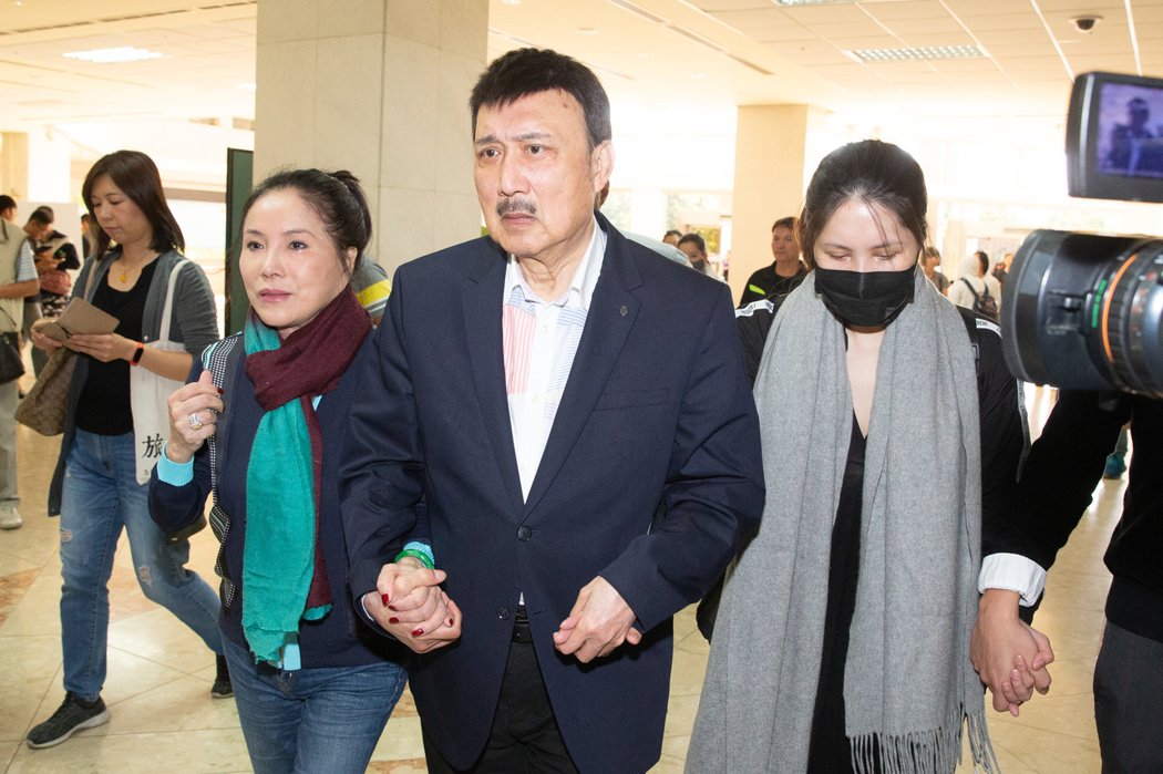 抗病勝利組！小虎隊成員「體內長11公分壞東西」患重症三期　今抗病成功「簽字結婚」成台灣女婿