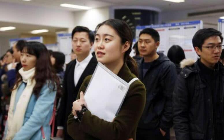 面試官：「牛過獨木橋，答一字？」　女生巧妙回答「直接被錄取」