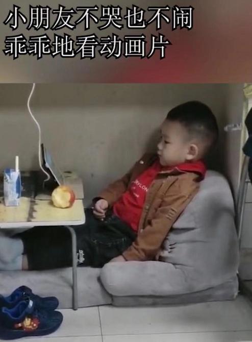 生活不易！最強寶媽「帶孩子上班」兩不誤，辦公桌下「天使寶寶」 讓人淚目：媽媽陪著就好