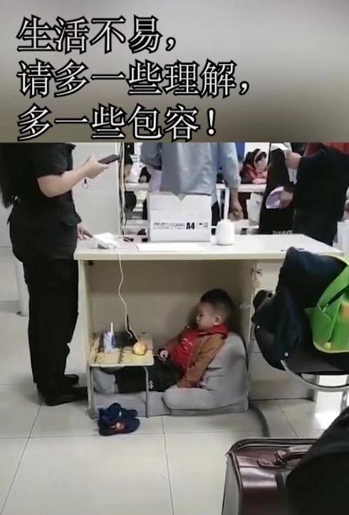 生活不易！最強寶媽「帶孩子上班」兩不誤，辦公桌下「天使寶寶」 讓人淚目：媽媽陪著就好