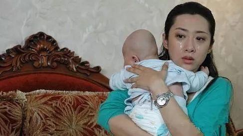 生活不易！最強寶媽「帶孩子上班」兩不誤，辦公桌下「天使寶寶」 讓人淚目：媽媽陪著就好