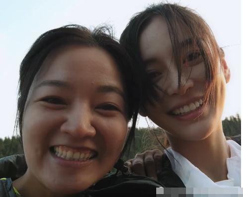 太真實了！阿雅拿原相機自拍，當鏡頭懟在Baby臉上那刻，網友：再也不羨慕大眼女生了