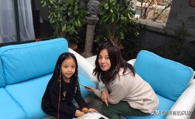 趙薇女兒正面罕曝光，「上半臉像媽下半臉像爸」一看就是親生的，網友：遺傳基因超強大！