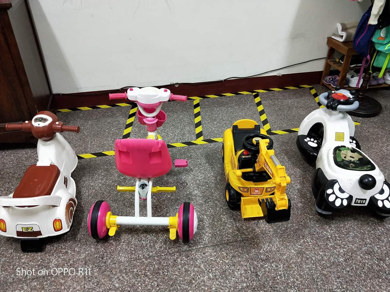 從小培養！媽媽幫小孩「自製停車格」：越線就拖走　網友「祭出更強絕招」再也不吵買玩具