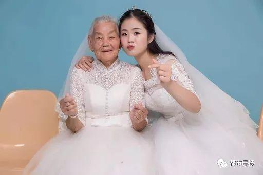 不知還能陪多久！24歲孝孫女「揪94歲嬤拍婚紗照」一圓心願　阿嬤看孫女「眼神超寵愛」網全感動