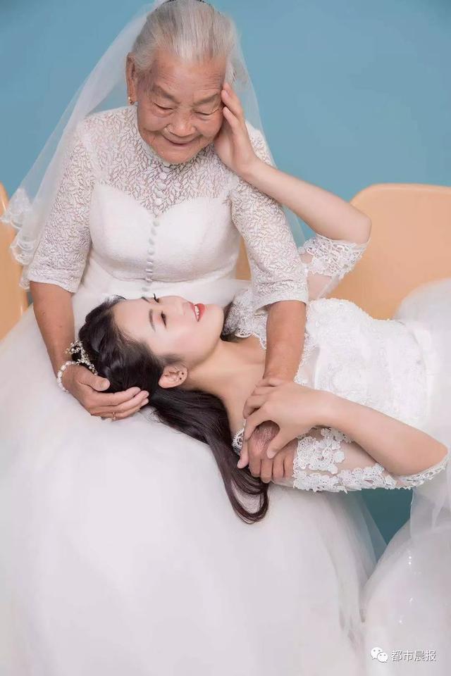 不知還能陪多久！24歲孝孫女「揪94歲嬤拍婚紗照」一圓心願　阿嬤看孫女「眼神超寵愛」網全感動