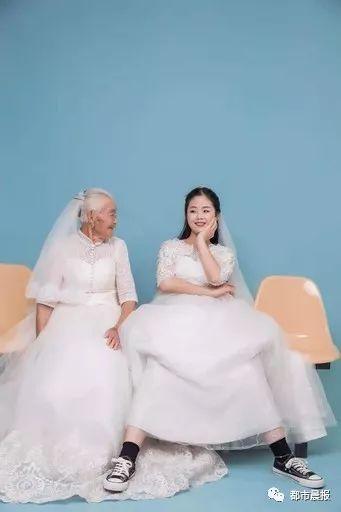 不知還能陪多久！24歲孝孫女「揪94歲嬤拍婚紗照」一圓心願　阿嬤看孫女「眼神超寵愛」網全感動
