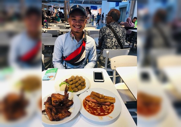 下班偷公司電煮飯！19歲員工被抓包「神情超尷尬」　老闆一問秒鼻酸「決定請吃整桌大餐」感動全球千萬人